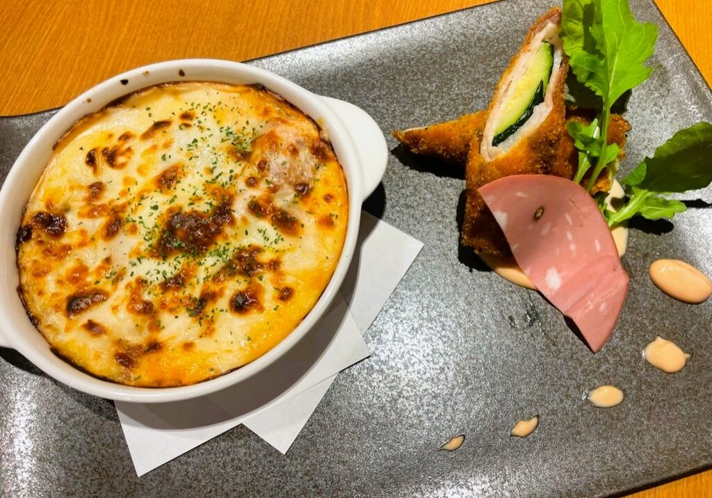 色補正 ボローニャ風ラザニアと豚肉とズッキーニの巻き物 オーロラソース