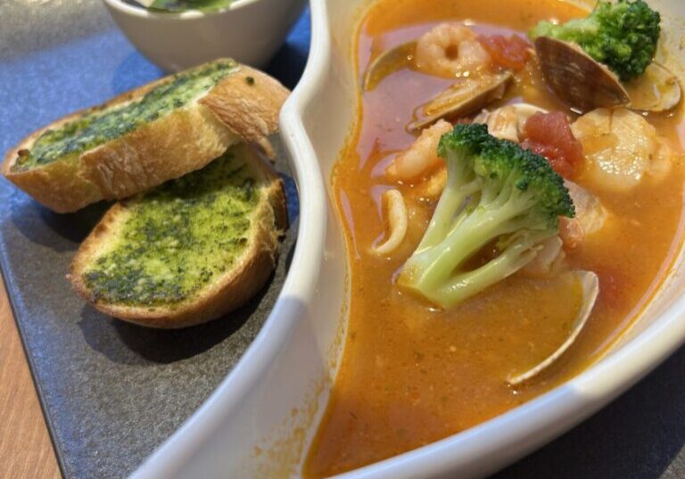 カッチュッコ(魚介のトマト煮）　ブルスケッタ添え